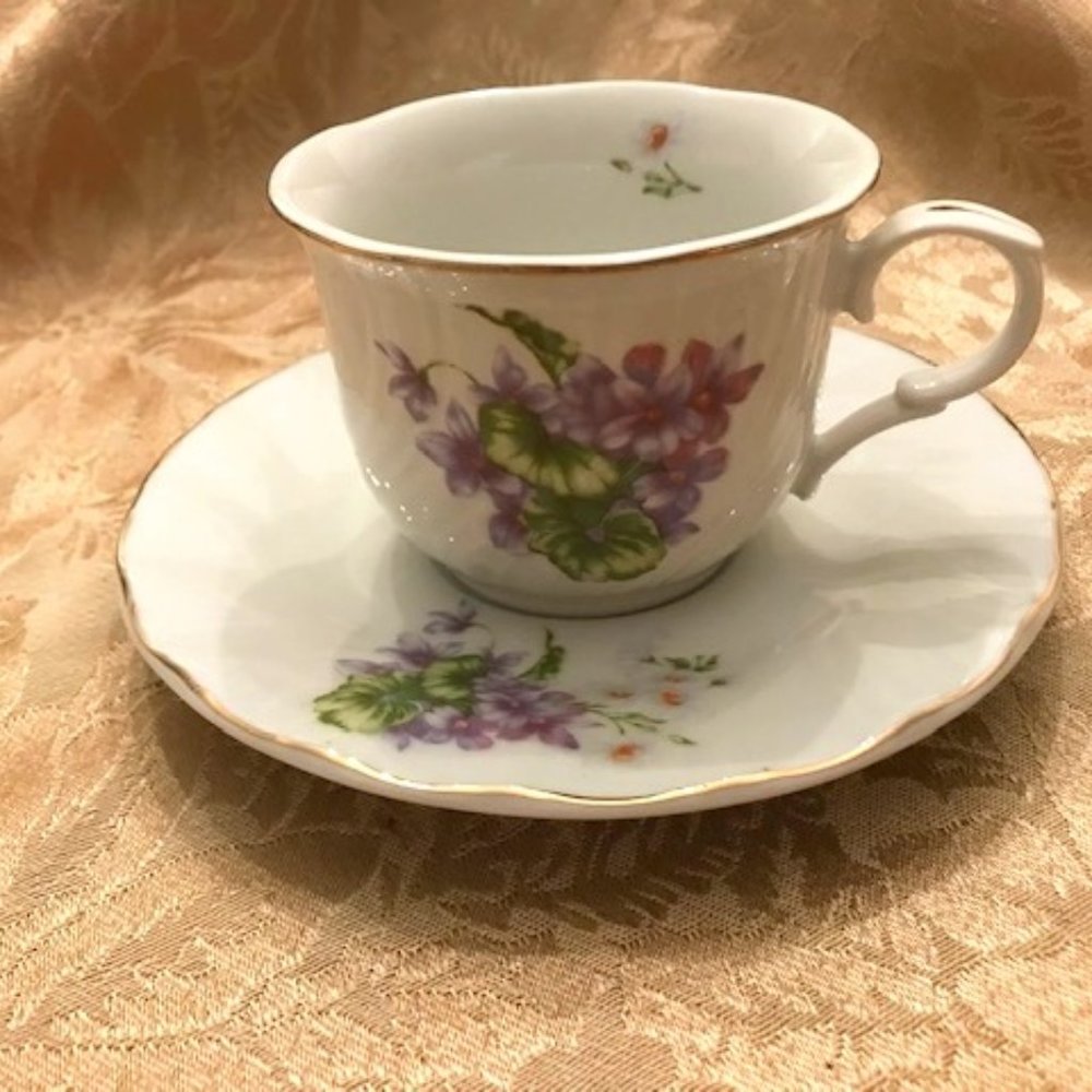 Lynn's Vintage Purple Floral China Set of 5 Tea Cups and Saucers